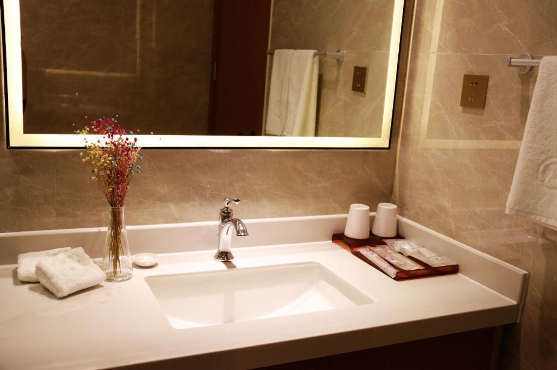 Linjiang International Cruise Hotel Baoyang Road Shanghai Esterno foto